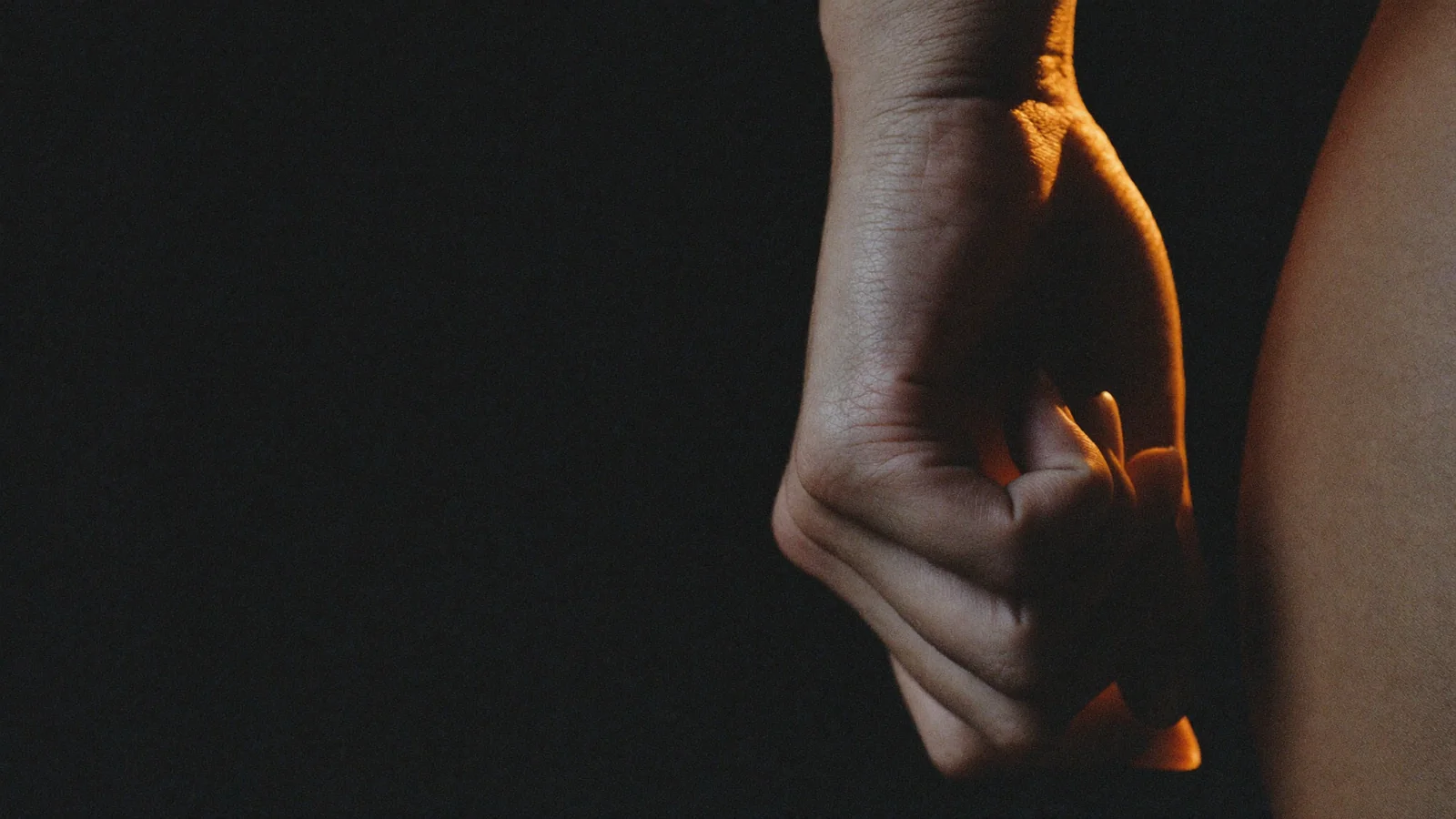 주먹을 쥔 손등의 새끼손가락 쪽 관절 부위 클로즈업